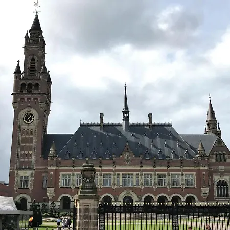 Terrace Apartment With Lush Garden *