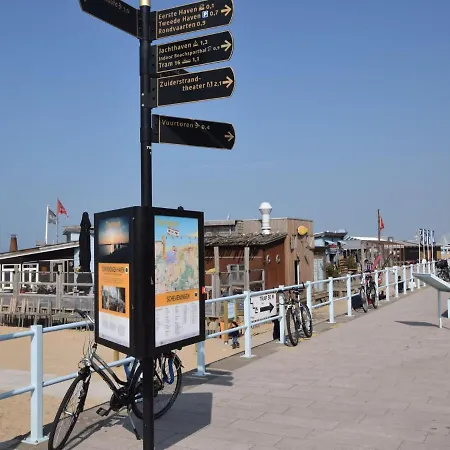 Terrace With Lush Garden Prázdninový dům Voorburg